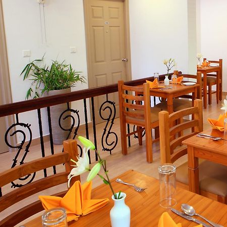 Abad Pepper Route Hotel Kochi Bagian luar foto
