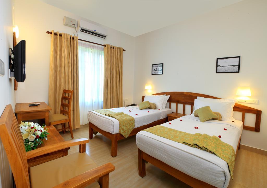 Abad Pepper Route Hotel Kochi Bagian luar foto