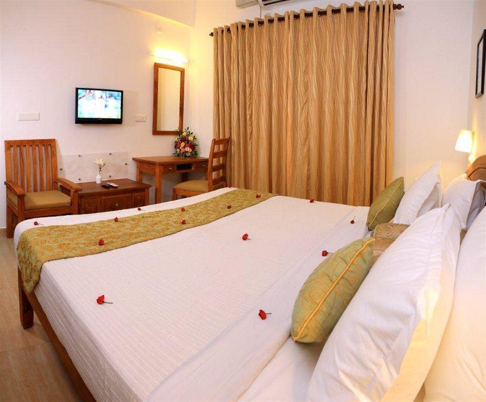 Abad Pepper Route Hotel Kochi Bagian luar foto