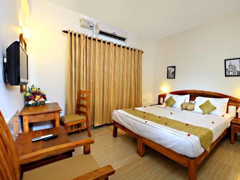 Abad Pepper Route Hotel Kochi Bagian luar foto