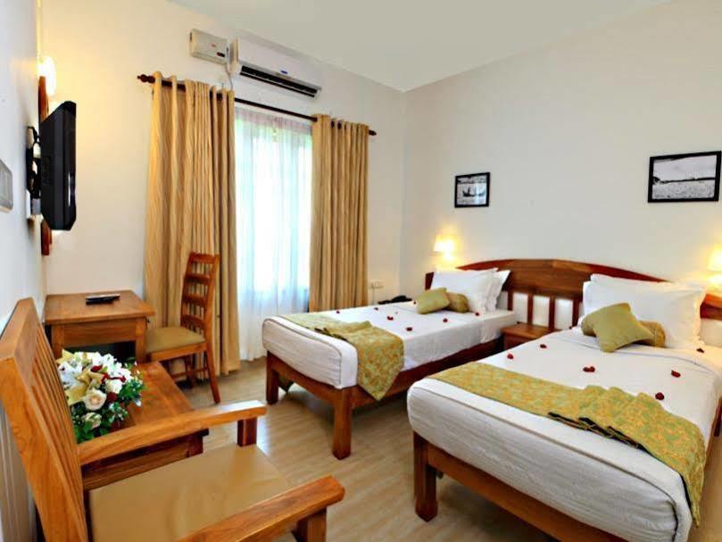Abad Pepper Route Hotel Kochi Bagian luar foto